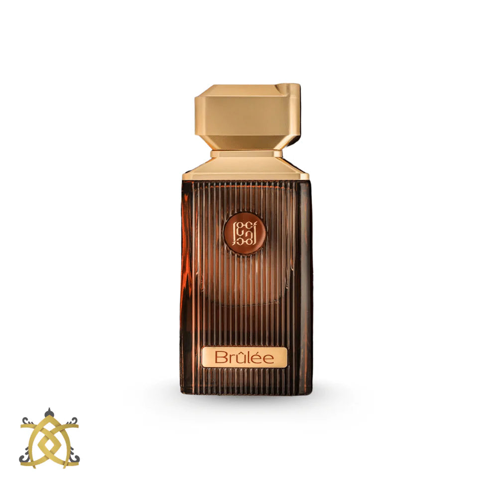 🔹 Description :
Brûlée est une fragrance gourmande et luxueuse qui célèbre la richesse de la vanille orientale.
L’ouverture mêle cardamome, caramel, sucre, noix de coco et bergamote sicilienne, créant un départ sucré, épicé et lumineux.
Le cœur dévoile un accord crémeux et enveloppant de vanille, encens, chocolat, lait et fleur d’oranger, offrant une texture gourmande et raffinée.
La base associe musc blanc, ambroxan et fève tonka, laissant un sillage doux, sensuel et profondément addictif.

Un parfum mixt